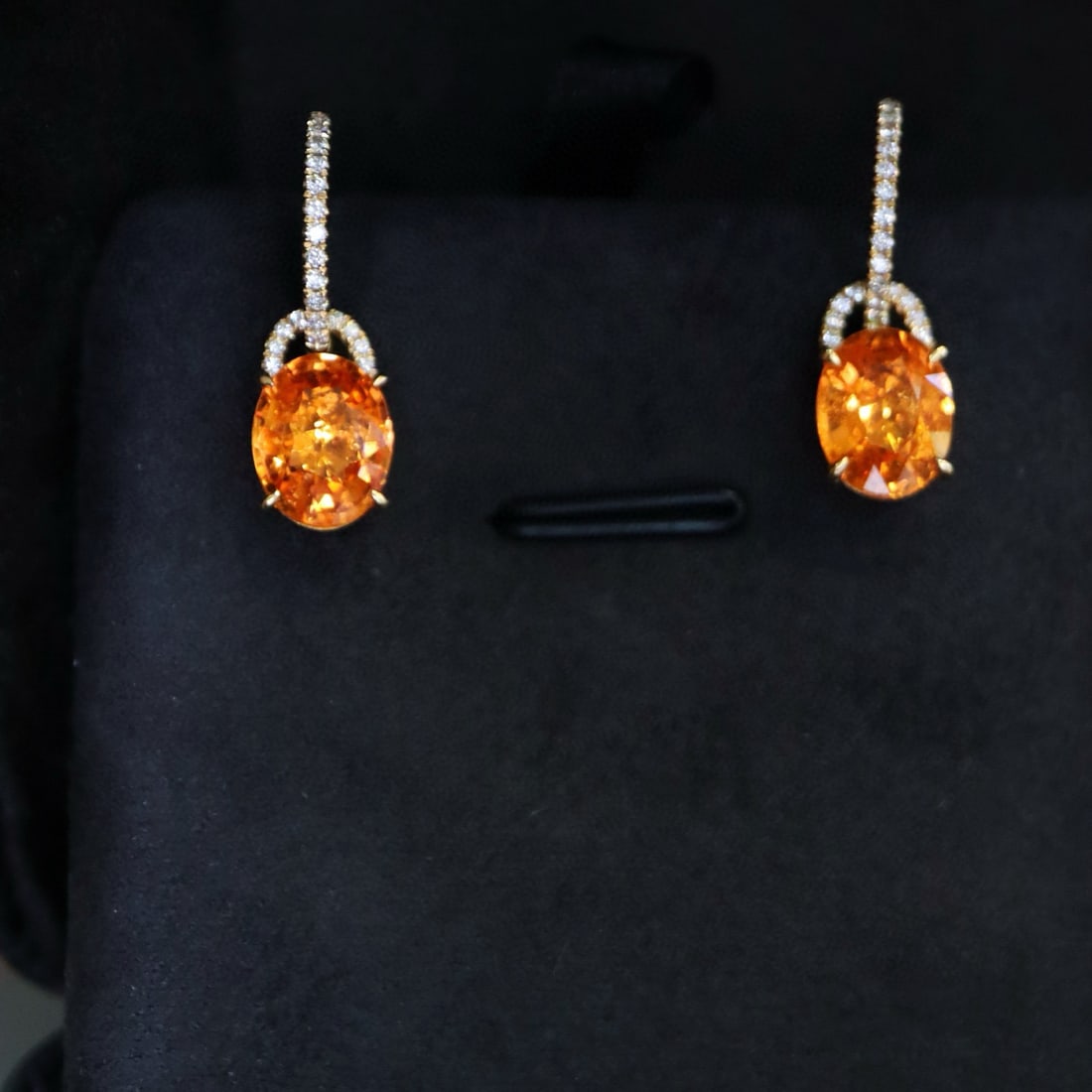 14k Gold 5.10 Ctw Natural Spessartine & Diamond Earrings/pendant( Without Chain ): Ref:231007199 // gold content:14k gold // main gemstone:spessartine // shape:oval // carat weight:4. 92ct // color:orange // treatment:natural // // adjacent gemstone 2 : diamond // shape:round // car