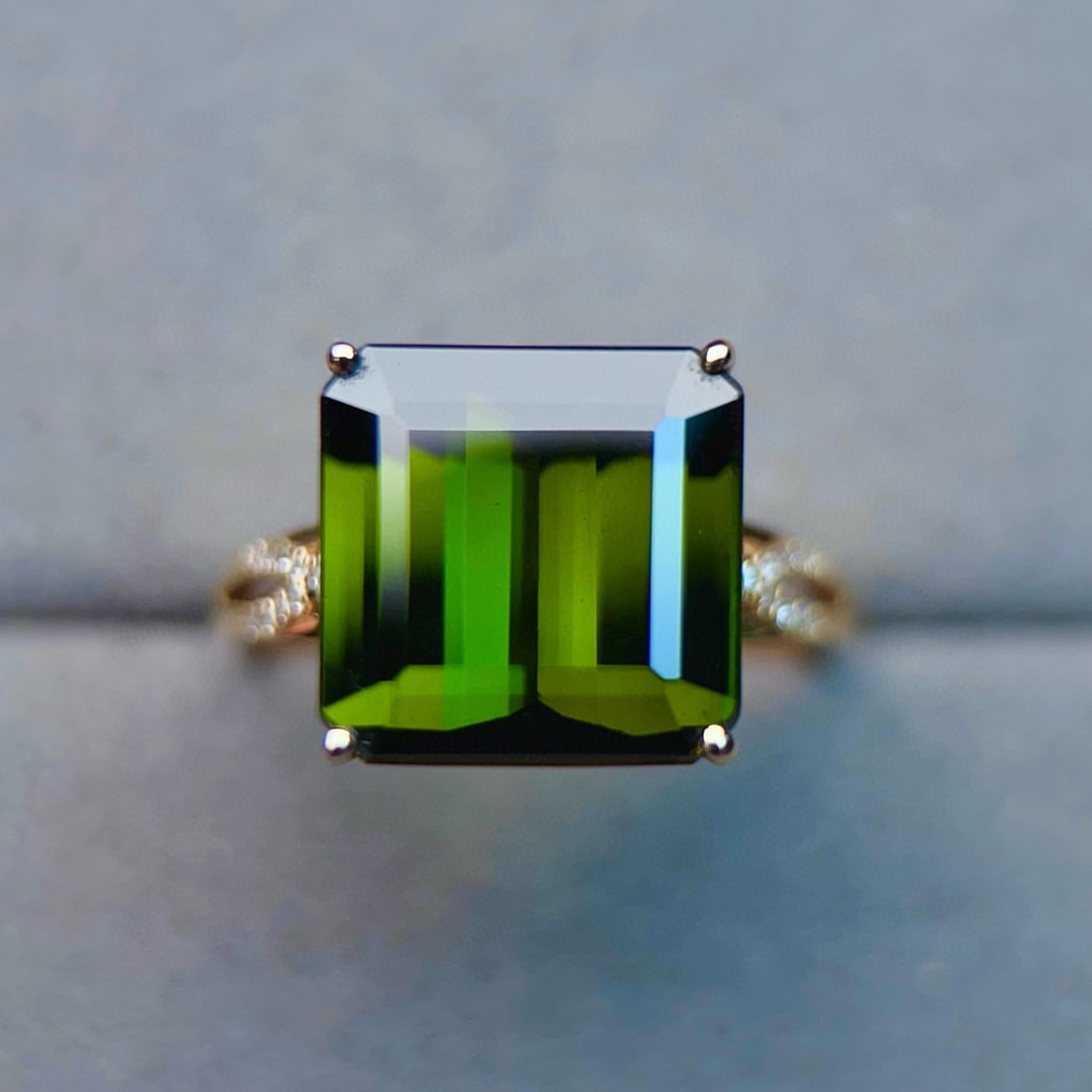 14k Gold 7.04 Ctw Natural Tourmaline & Diamond Ring: Ref:231007204 // gold content:14k gold // ring size:7. 25us // // main gemstone:tourmaline // shape:octagonal // carat weight:6. 95ct // color:green // treatment:natural // // adjacent gemstone 2 : di