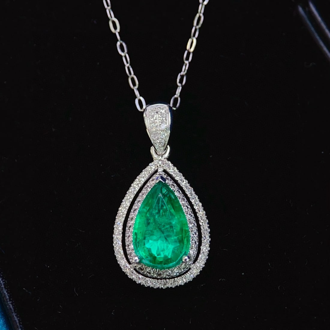 14k Gold 1 Ct Natural Emerald & Diamond Pendant( Without Chain ): Ref:231007209 // gold content:14k gold // main gemstone:emerald // shape:pear // carat weight:1ct // color:green // treatment:natural // // adjacent gemstone 2 : diamond // number of stones:77 //