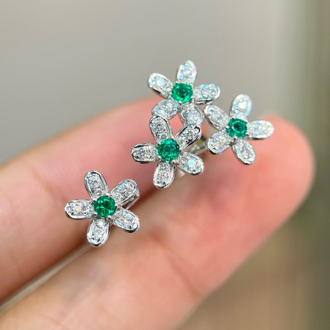 14k Gold 0.56 Ctw Natural Emerald & Diamond Ring: Ref:231007226 // gold content:14k gold // ring size:7. 25us // // main gemstone:emerald // shape:round // carat weight:0. 26ct // color:green // treatment:natural // cut grade:g // // adjacent