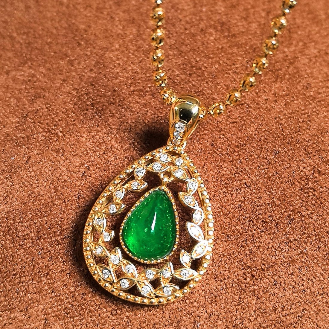 14k Gold 0.92 Ct Natural Emerald & Diamond Pendant( Without Chain ): Ref:231007230 // gold content:14k gold // main gemstone:emerald // shape:pear // carat weight:0. 92ct // color:green // treatment:natural // // adjacent gemstone 2 : diamond // shape:round // clarity