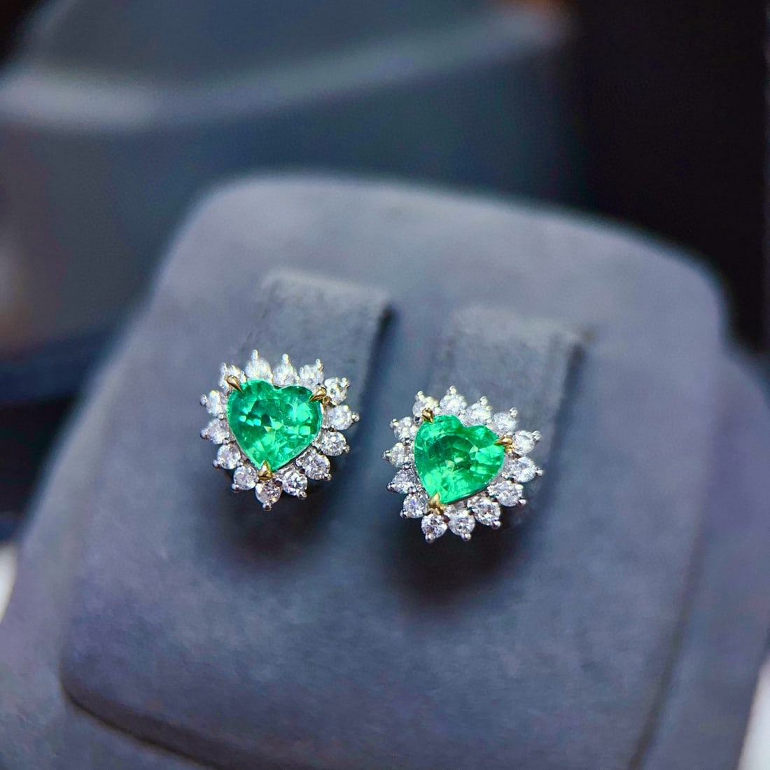 14k Gold 2.13 Ctw Natural Emerald & Diamond Earrings: Ref:231007236 // gold content:14k gold // main gemstone:emerald // shape:heart // carat weight:1. 61ct // color:green // treatment:natural // // adjacent gemstone 2 : diamond // shape:round // carat w