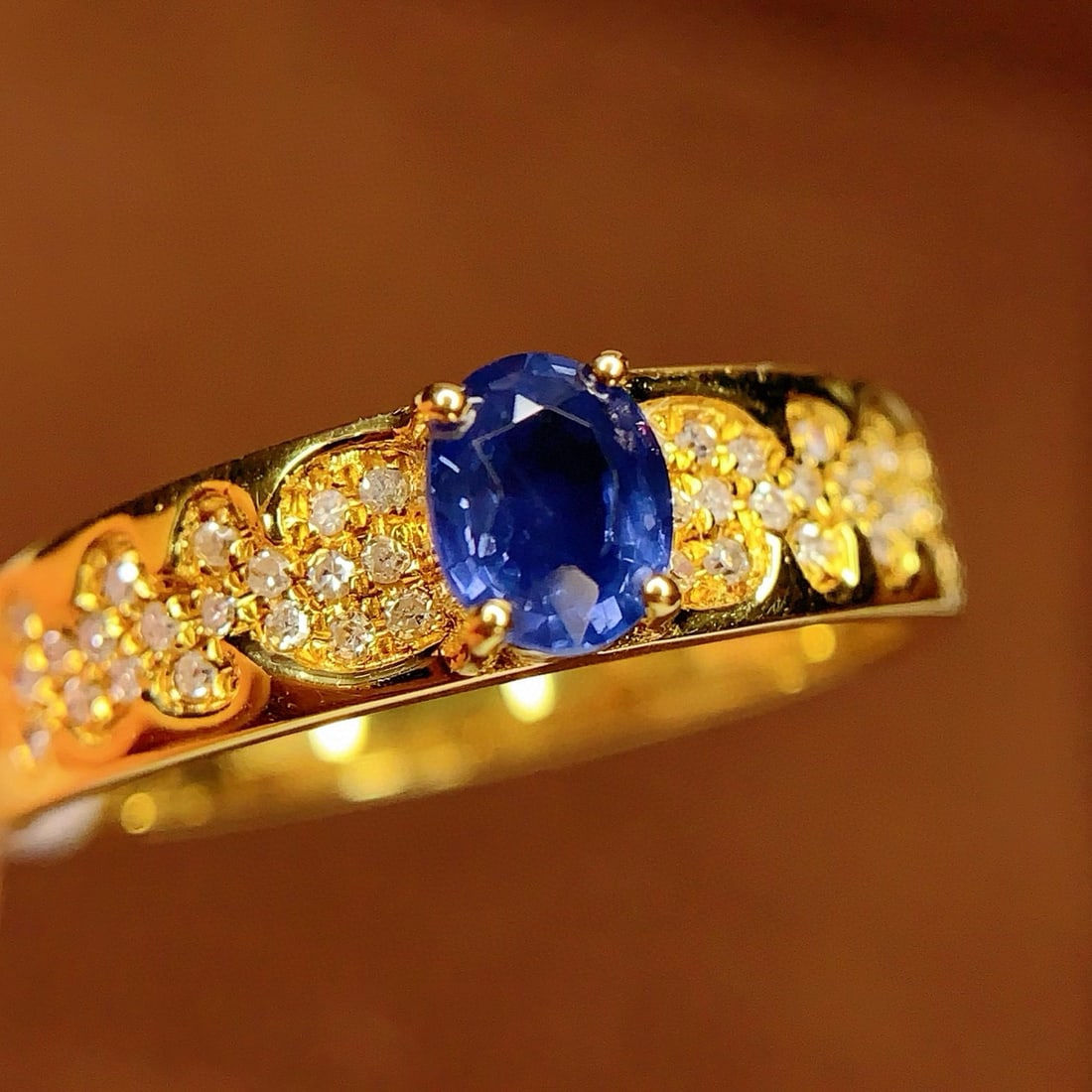 14k Gold 0.6 Ct Natural Sapphire & Diamond Ring: Ref:231007248 // gold content:14k gold // ring size:7. 25us // // main gemstone:sapphire // shape:oval // carat weight:0. 6ct // color:blue // treatment:natural // // adjacent gemstone 2 : diamond //