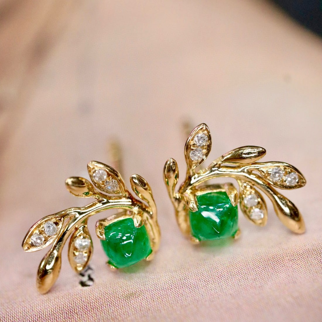 14k Gold 0.40 Ctw Natural Emerald & Diamond Earrings: Ref:231007249 // gold content:14k gold // main gemstone:emerald // shape:suger-loaf // carat weight:0. 35ct // color:green // treatment:natural // // adjacent gemstone 2 : diamond // shape:round //
