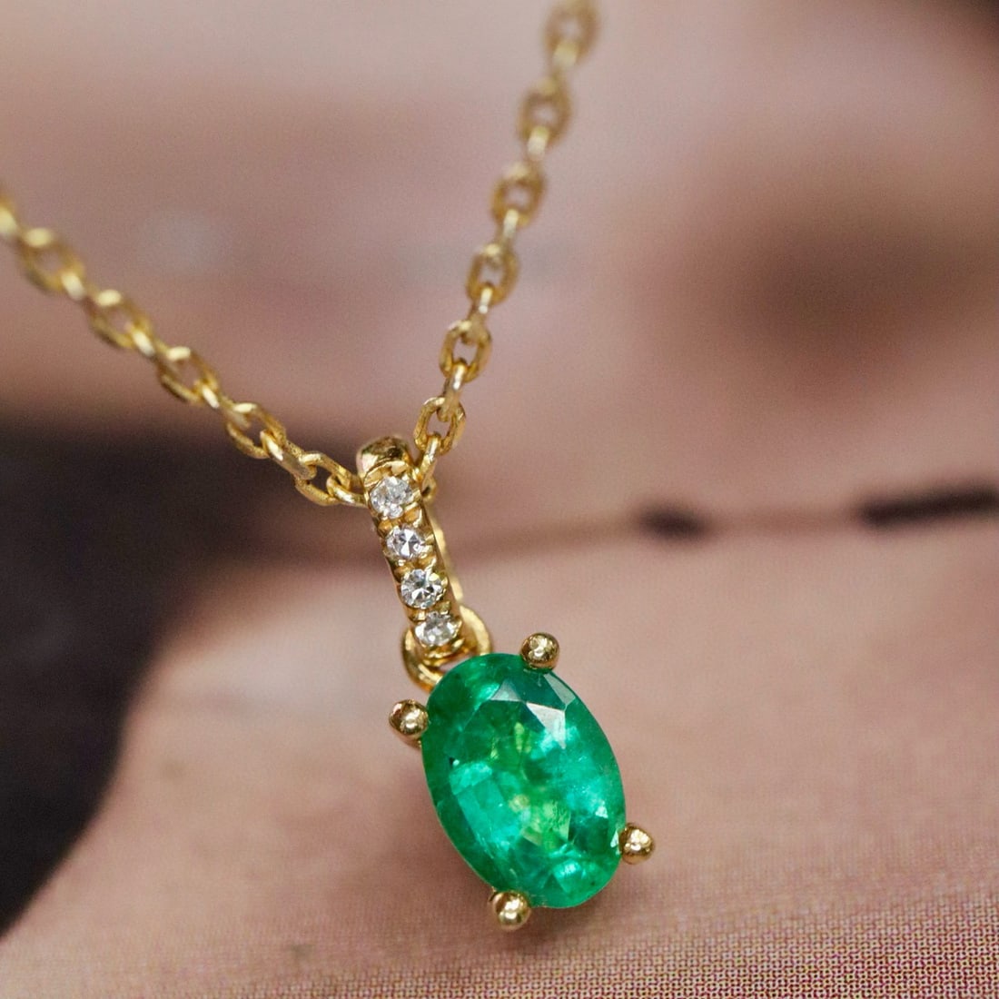 14k Gold 0.39 Ctw Natural Emerald & Diamond Pendant( Without Chain ): Ref:231007257 // gold content:14k gold // main gemstone:emerald // shape:oval // carat weight:0. 38ct // color:green // treatment:natural // // adjacent gemstone 2 : diamond // shape:round // carat