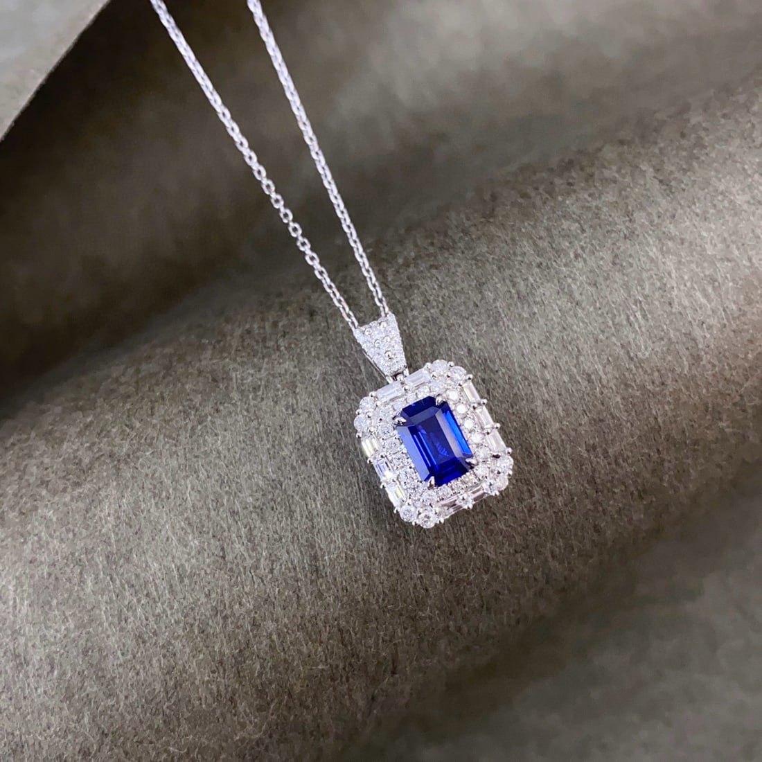 14k Gold 1.48 Ctw Natural Sapphire & Diamond Pendant( Without Chain ): Ref:231008006 // gold content:14k gold // main gemstone:sapphire // shape:octagonal // carat weight:1. 02ct // color:royal blue // treatment:natural // // adjacent gemstone 2 : diamond //