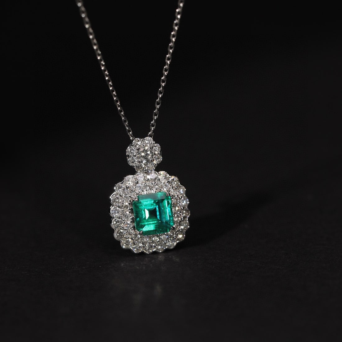14k Gold 1.46 Ctw Vivid Green Natural Emerald & Diamond Pendant( Without Chain ): Ref:231008010 // gold content:14k gold // main gemstone:emerald // shape:octagonal // carat weight:0. 92ct // color:vivid green // treatment:natural // // adjacent gemstone 2 : diamond // shape:round