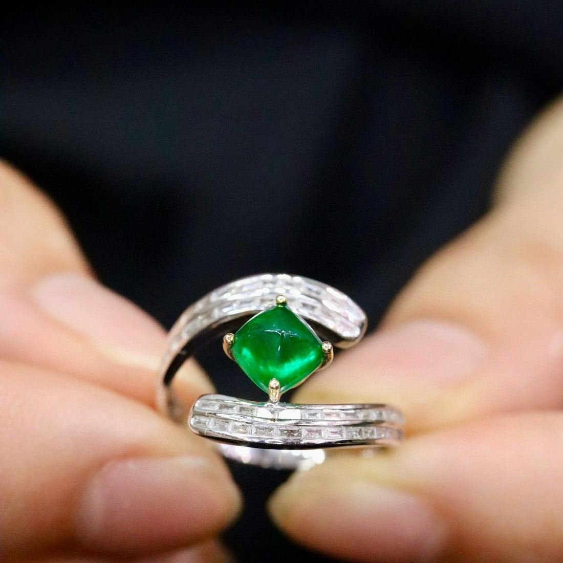 14k Gold 1.41 Ctw Vivid Green Natural Emerald & Diamond Ring: Ref:231008012 // gold content:14k gold // ring size:7. 25us // // main gemstone:emerald // shape:suger-loaf // carat weight:1. 01ct // color:vivid green // treatment:natural // // adjacent gemstone 2