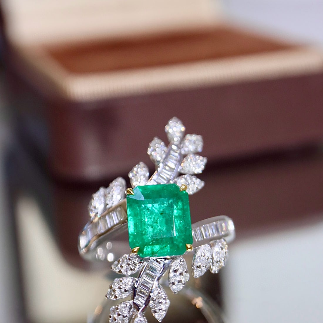 14k Gold 3.19 Ctw Vivid Green Natural Emerald & Diamond Ring: Ref:231008035 // gold content:14k gold // ring size:7. 25us // // main gemstone:emerald // shape:octagonal // carat weight:2. 5ct // color:vivid green // treatment:natural // // adjacent gemstone 2 : 