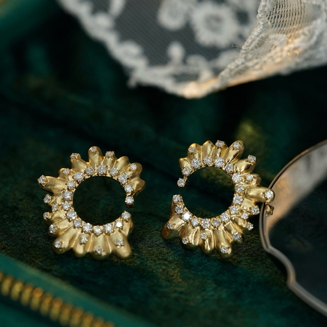 14k Gold 0.96 Ct Natural H Diamond Earrings: Ref:231008038 // gold content:14k gold // main gemstone:diamond // shape:round // carat weight:0. 96ct // clarity grade:vs-si // color:h // treatment:natural // cut grade:g // Condition: New Low Estim
