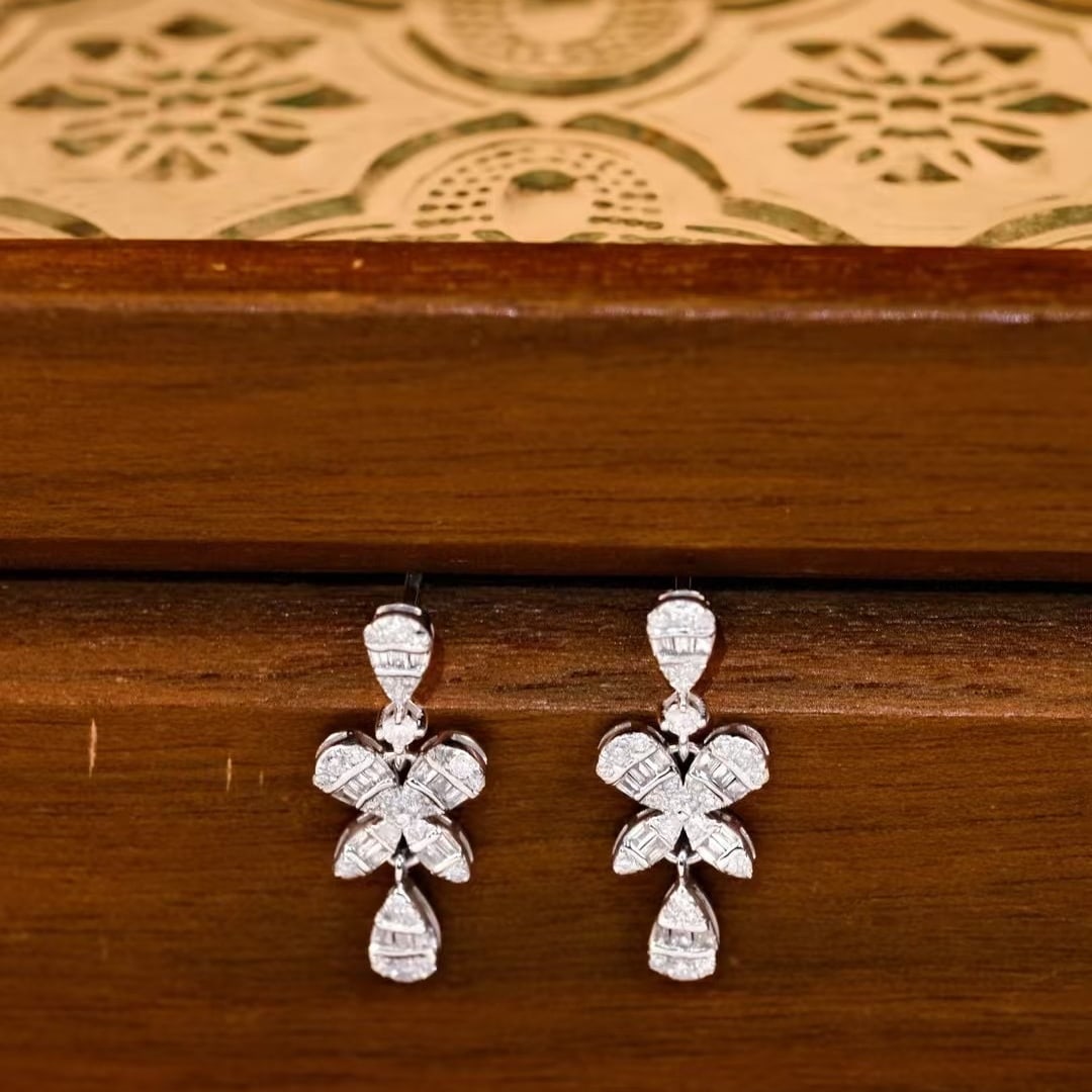 14k Gold 0.5 Ct Natural H Diamond Earrings: Ref:231008039 // gold content:14k gold // main gemstone:diamond // shape:multiply // carat weight:0. 5ct // clarity grade:vs-si // color:h // treatment:natural // Condition: New Low Estimate: 2100.00