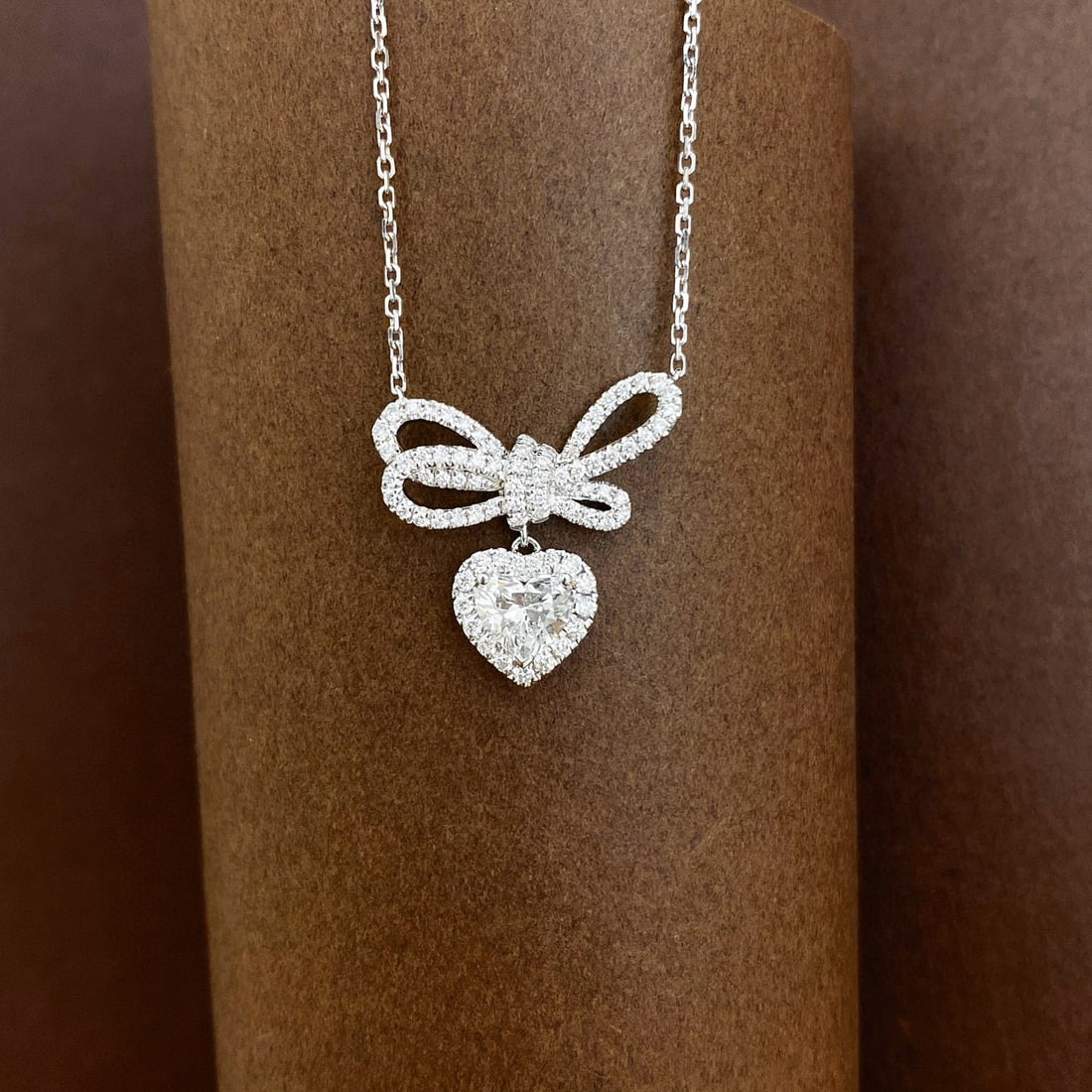 Gia Certified 14k Gold 0.79 Ctw Natural E Vs2 Heart Diamond Necklace: Ref:231008043 // gold content:14k gold // main gemstone:diamond // certified:gia // shape:heart // carat weight:0. 5ct // clarity grade:vs2 // color:e // treatment:natural // // adjacent gemstone 2 : 