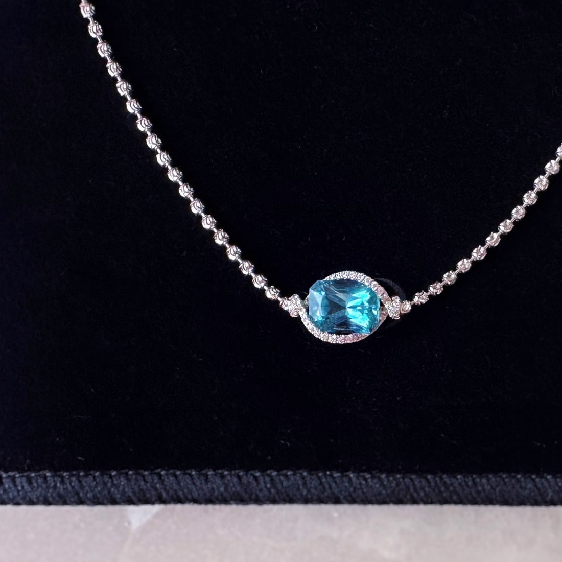 14k Gold 1.1 Ct Natural Aquamarine & Diamond Necklace: Ref:231008045 // gold content:14k gold // main gemstone:aquamarine // shape:octagonal // carat weight:1. 1ct // color:santa maria color // treatment:natural // // adjacent gemstone 2 : diamond // shap