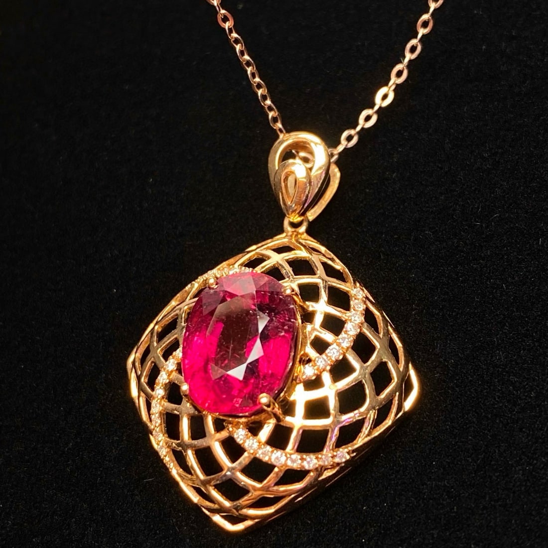 14k Gold 4.95 Ct Natural Tourmaline & Diamond Pendant( Without Chain ): Ref:231008072 // gold content:14k gold // main gemstone:tourmaline // shape:oval // carat weight:4. 95ct // color:red // treatment:natural // // adjacent gemstone 2 : diamond // number of stones:34 //