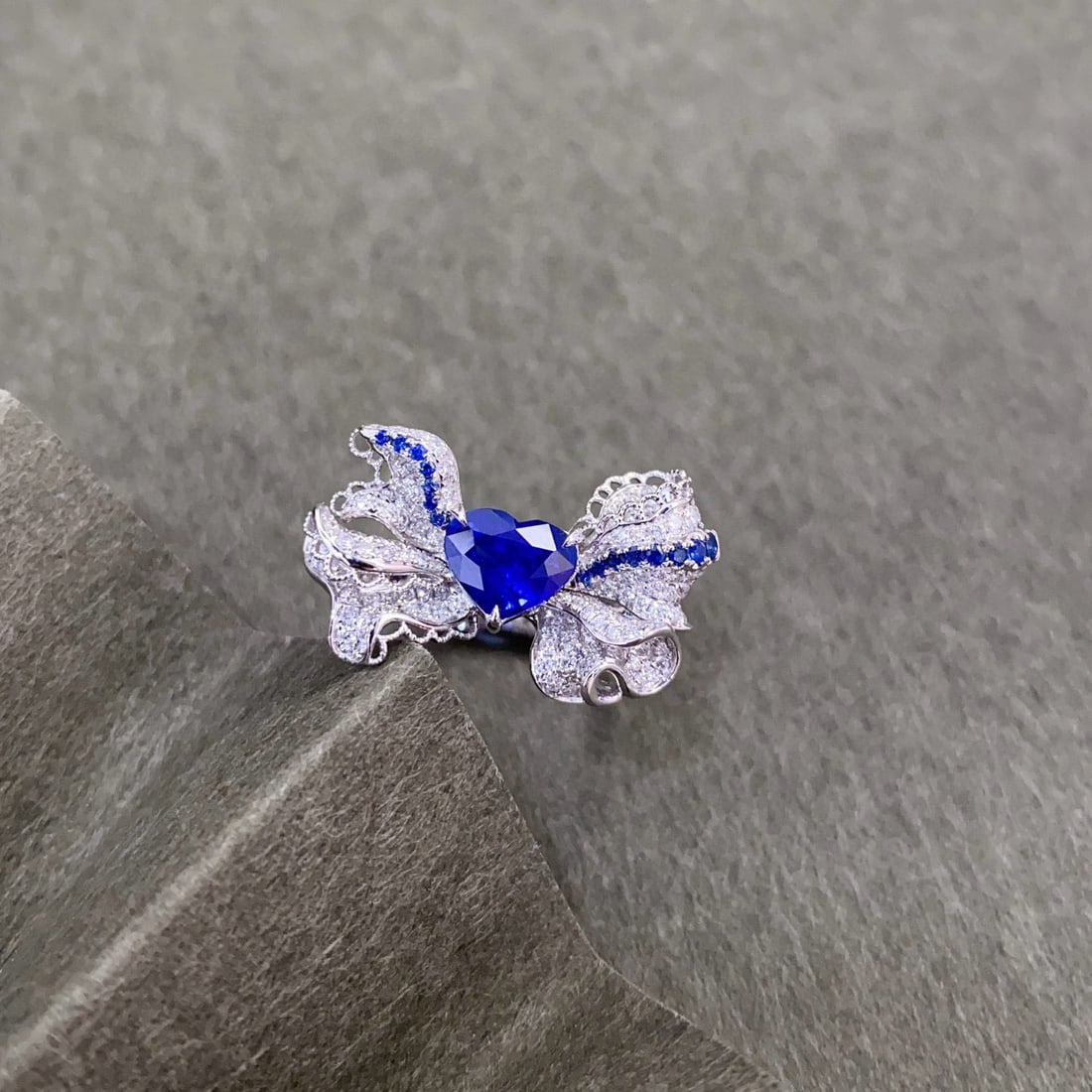 14k Gold 1.51 Ctw Natural Sapphire & Diamond Ring: Ref:231008081 // gold content:14k gold // ring size:7. 25us // // main gemstone:sapphire // shape:heart // carat weight:1. 05ct // color:royal blue // treatment:natural // // adjacent gemstone 2 :