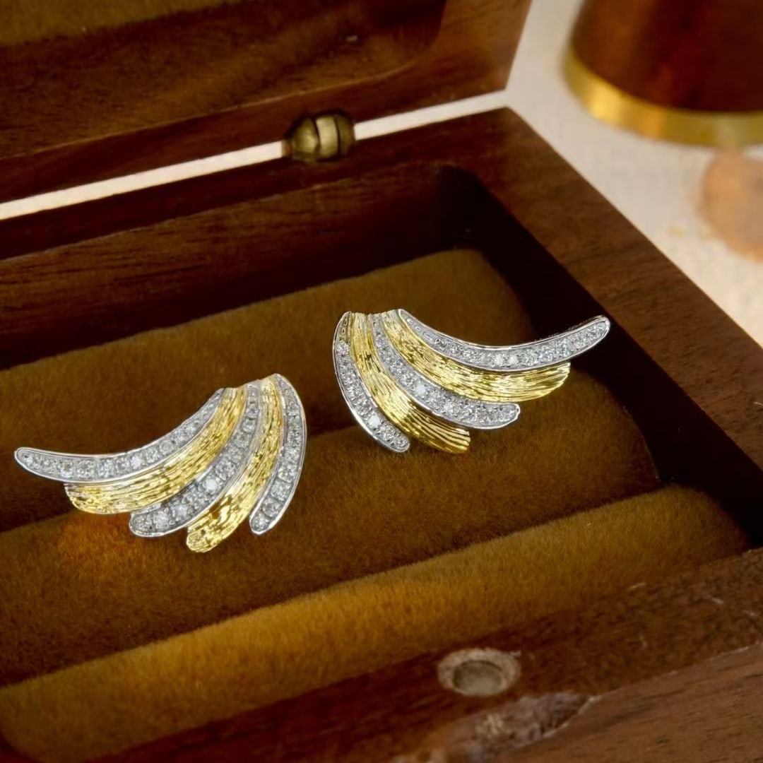 14k Gold 0.22 Ct Natural H Diamond Earrings: Ref:231008091 // gold content:14k gold // main gemstone:diamond // shape:round // carat weight:0. 22ct // clarity grade:vs-si // color:h // treatment:natural // cut grade:g // High Estimate: 3000