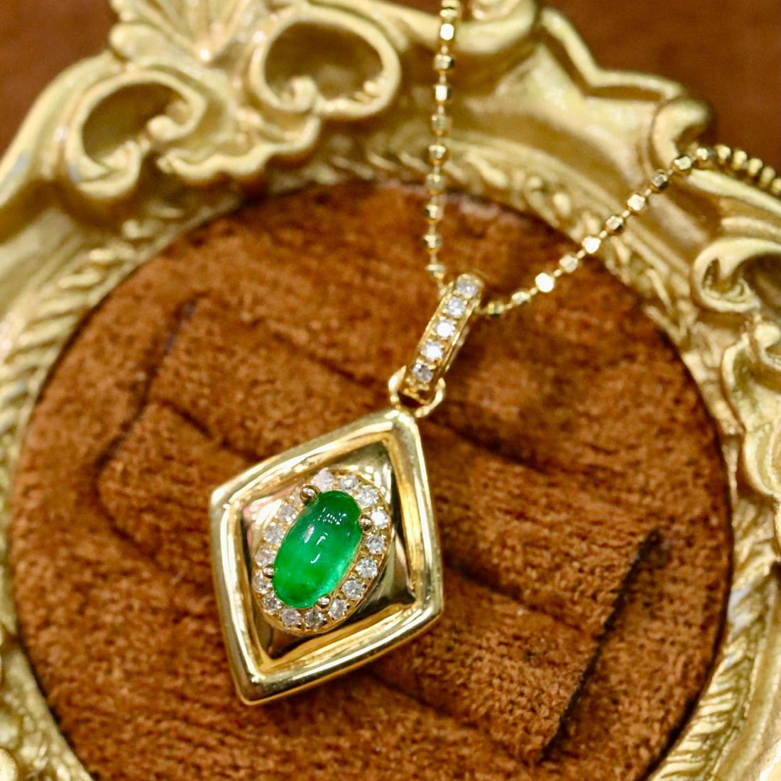 14k Gold 0.34 Ctw Vivid Green Natural Emerald & Diamond Pendant( Without Chain ): Ref:231008106 // gold content:14k gold // main gemstone:emerald // shape:oval // carat weight:0. 26ct // color:vivid green // treatment:natural // // adjacent gemstone 2 : diamond // shape:round //