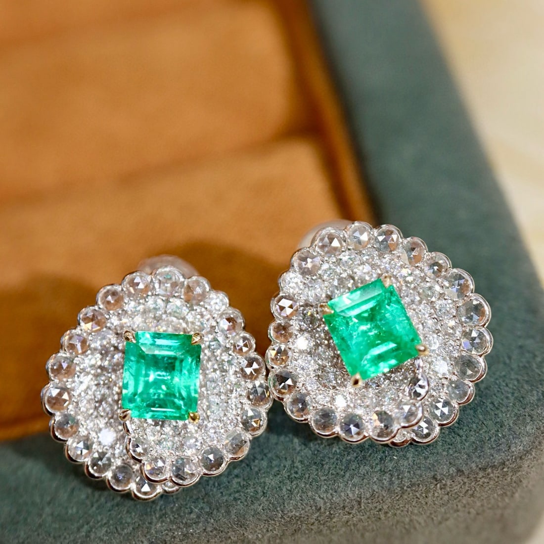 14k Gold 2.67 Ctw Natural Emerald & Diamond Earrings: Ref:231008107 // gold content:14k gold // main gemstone:emerald // shape:octagonal // carat weight:1. 27ct // color:green // treatment:natural // // adjacent gemstone 2 : diamond // shape:round // car