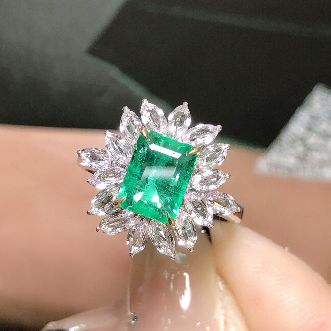 14k Gold 2.6 Ctw Natural Emerald & Sapphire Ring: Ref:231008108 // gold content:14k gold // ring size:7. 25us // // main gemstone:emerald // shape:octagonal // carat weight:1. 0ct // color:green // treatment:natural // // adjacent gemstone 2 :
