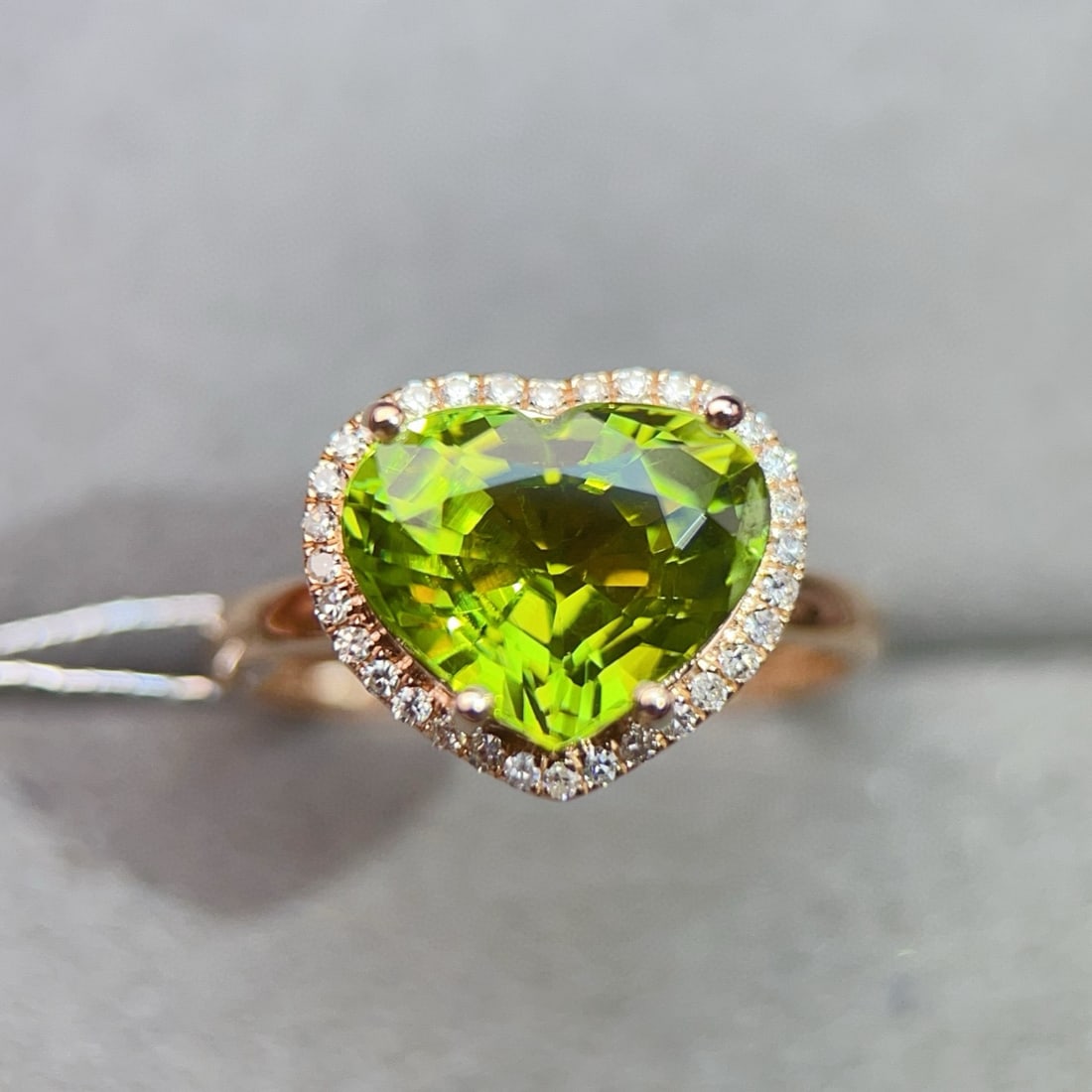 14k Gold 3.74 Ctw Natural Tourmaline & Diamond Ring: Ref:231008114 // gold content:14k gold // ring size:7. 25us // // main gemstone:tourmaline // shape:heart // carat weight:3. 58ct // color:green // treatment:natural // // adjacent gemstone 2 :