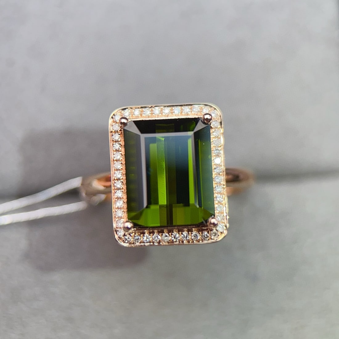 14k Gold 4.36 Ctw Natural Tourmaline & Diamond Ring: Ref:231008120 // gold content:14k gold // ring size:7. 25us // // main gemstone:tourmaline // shape:octagonal // carat weight:4. 22ct // color:green // treatment:natural // // adjacent gemstone 2 : di