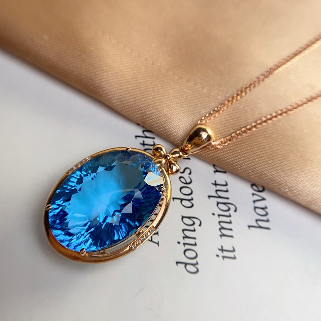 14k Gold 19.85 Ct Natural Topaz & Diamond Pendant( Without Chain ): Ref:231008121 // gold content:14k gold // main gemstone:topaz // shape:oval // carat weight:19. 85ct // color:blue // treatment:natural // // adjacent gemstone 2 : diamond // number of stones:10 //
