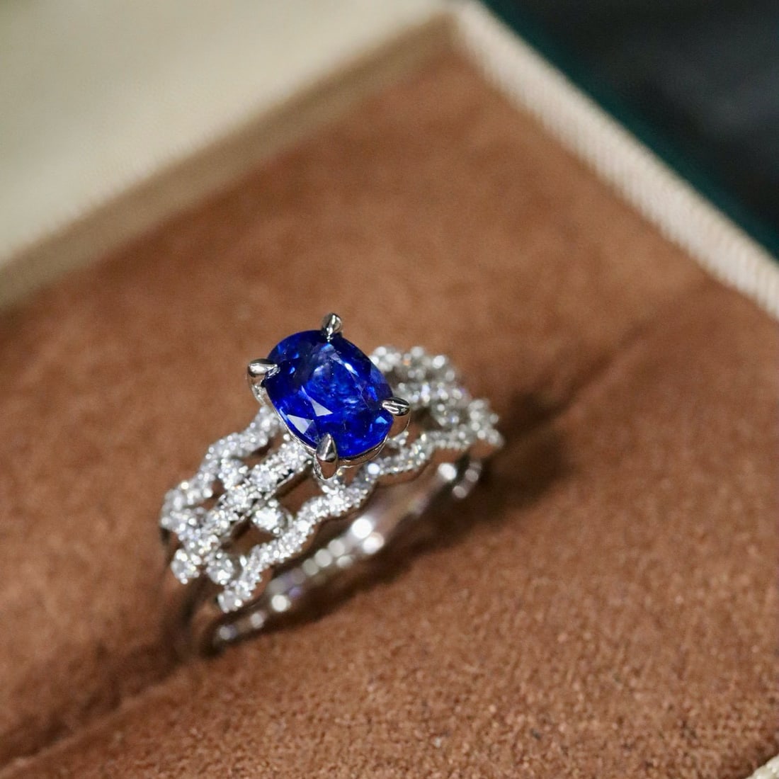 14k Gold 1.43 Ctw Vivid Blue Natural Sapphire & Diamond Ring: Ref:231008126 // gold content:14k gold // ring size:7. 25us // // main gemstone:sapphire // shape:oval // carat weight:1. 05ct // color:vivid blue // treatment:natural // // adjacent gemstone 2 : diam