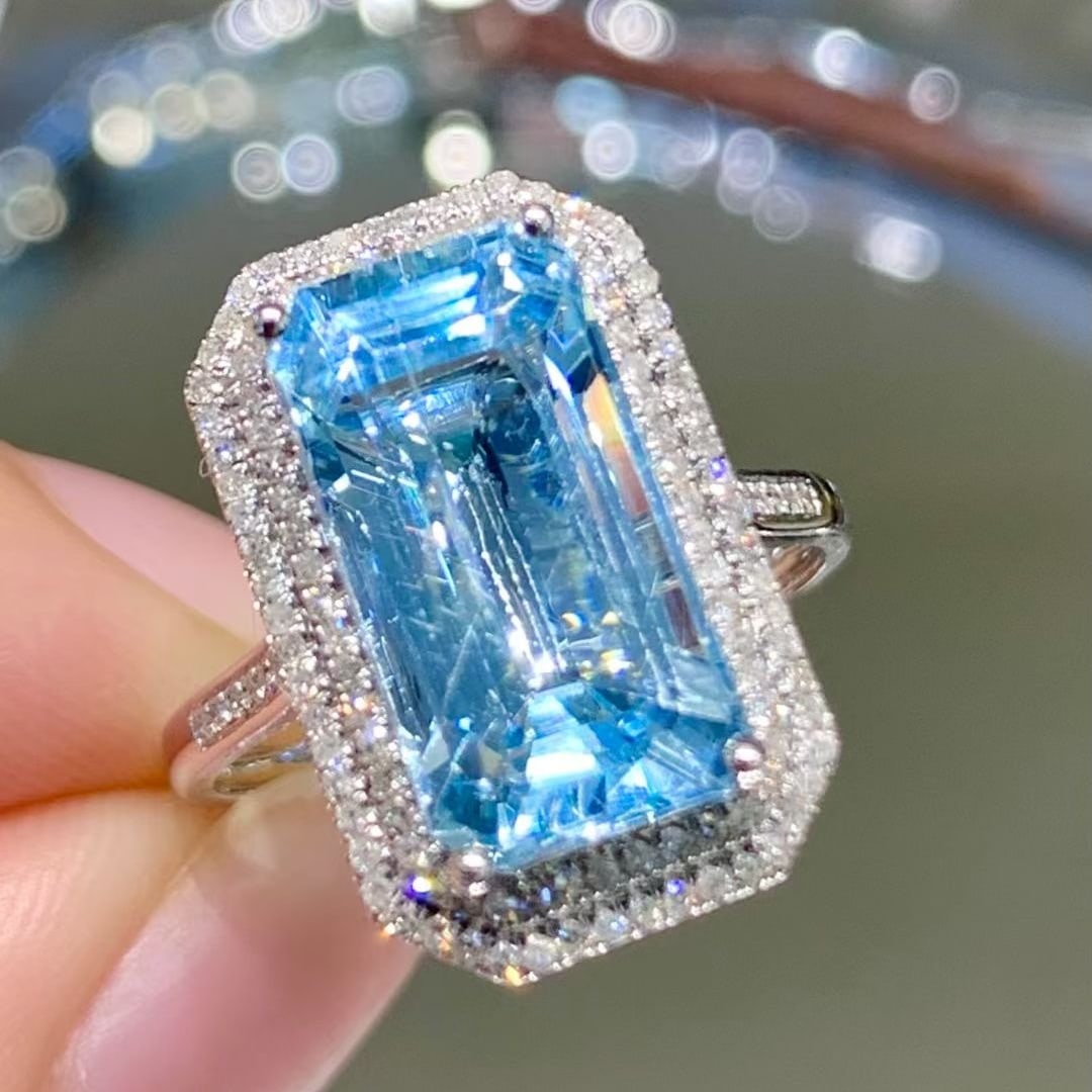 14k Gold 4.6 Ct Natural Aquamarine & Diamond Ring: Ref:231008128 // gold content:14k gold // ring size:7. 25us // // main gemstone:aquamarine // shape:octagonal // carat weight:4. 6ct // color:santa maria color // treatment:natural // // adjacent gems