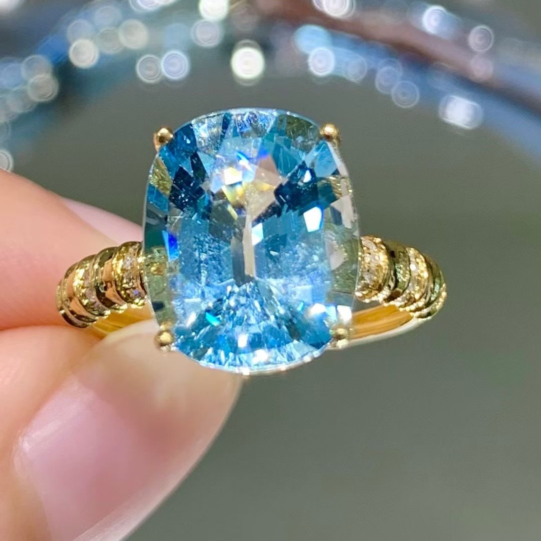14k Gold 4.35 Ct Natural Aquamarine & Diamond Ring: Ref:231008129 // gold content:14k gold // ring size:7. 25us // // main gemstone:aquamarine // shape:cushion // carat weight:4. 35ct // color:santa maria color // treatment:natural // // adjacent
