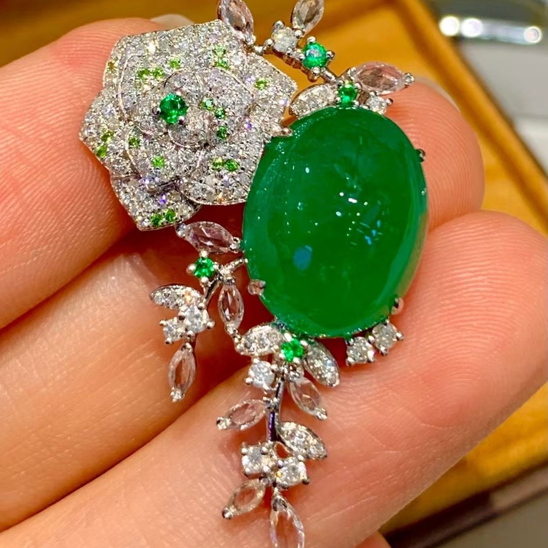 14k Gold 8.22 Ct Vivid Green Natural Emerald & Diamond Brooch/pendant( Without Chain ): Ref:231008132 // gold content:14k gold // main gemstone:emerald // shape:oval // carat weight:8. 22ct // color:vivid green // treatment:natural // // adjacent gemstone 2 : diamond // shape:round //