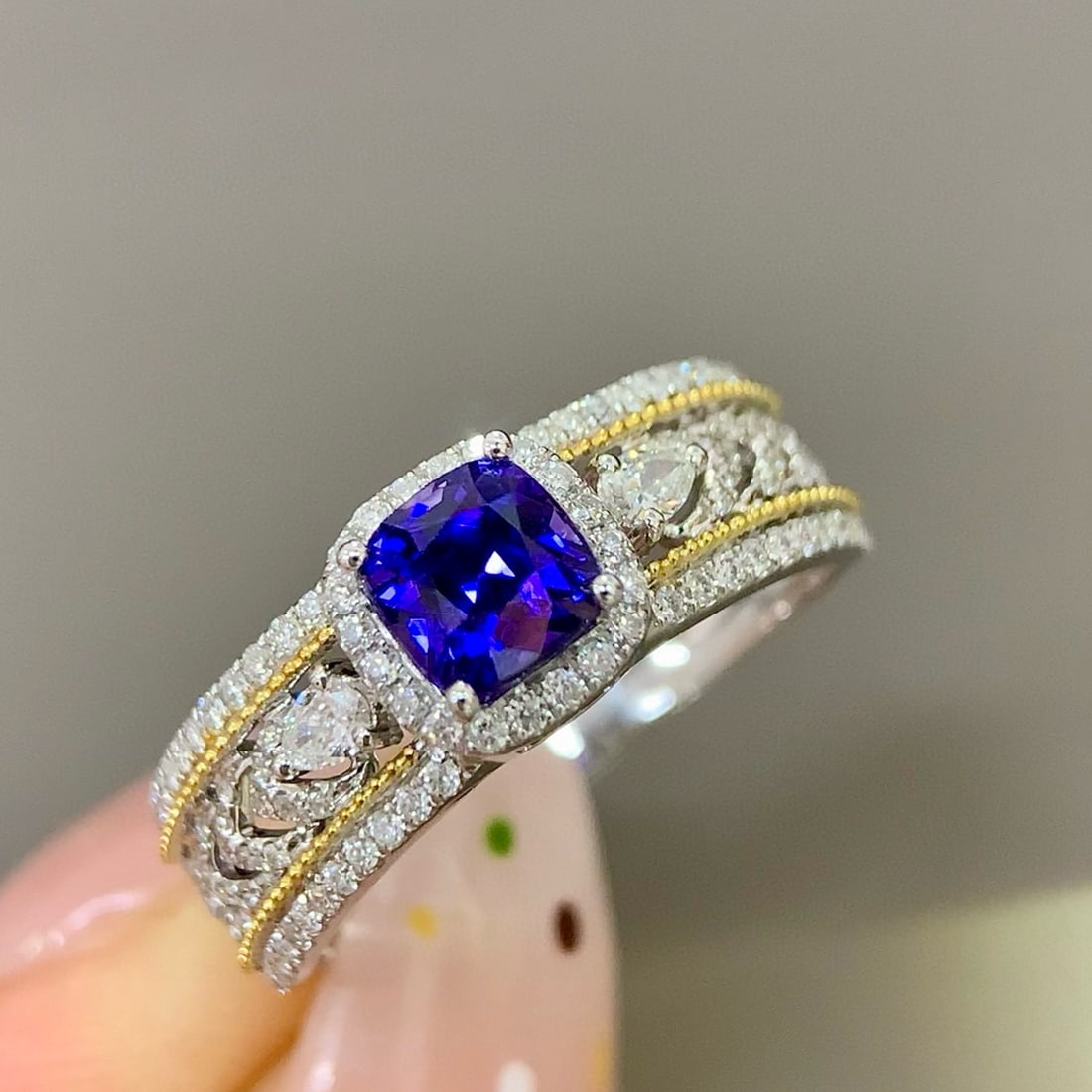 14k Gold 1.39 Ctw Natural Sapphire & Diamond Ring: Ref:231008142 // gold content:14k gold // ring size:7. 25us // // main gemstone:sapphire // shape:cushion // carat weight:1. 04ct // color:lavender color // treatment:natural // // adjacent gemstone