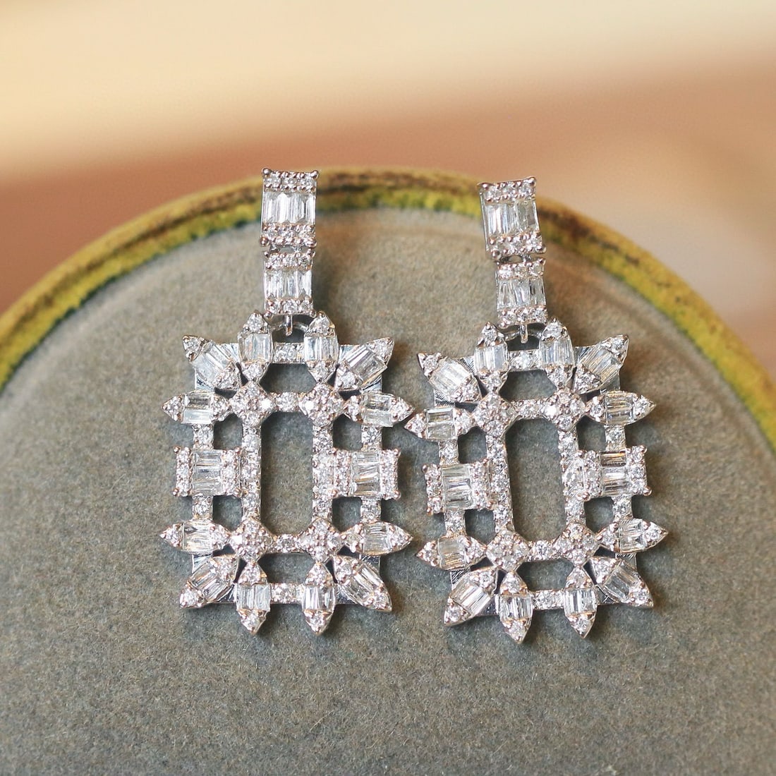 14k Gold 1.09 Ct Natural H Diamond Earrings: Ref:231008158 // gold content:14k gold // main gemstone:diamond // shape:multiply // carat weight:1. 09ct // clarity grade:vs-si // color:h // treatment:natural // High Estimate: 4300 Condition: New