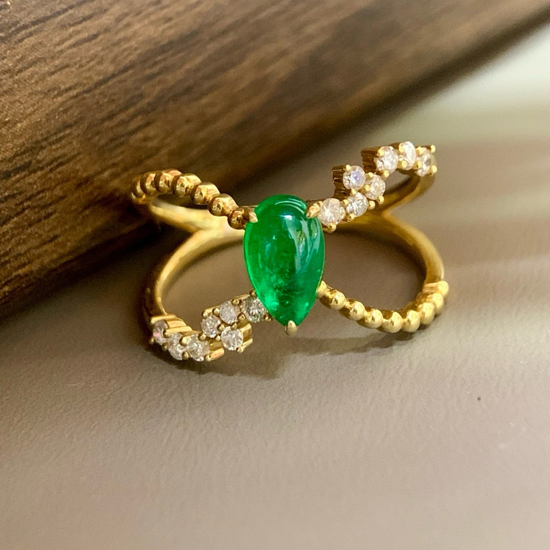 14k Gold 0.97 Ctw Vivid Green Natural Emerald & Diamond Ring: Ref:231008160 // gold content:14k gold // ring size:7. 25us // // main gemstone:emerald // shape:pear // carat weight:0. 74ct // color:vivid green // treatment:natural // // adjacent gemstone 2 :