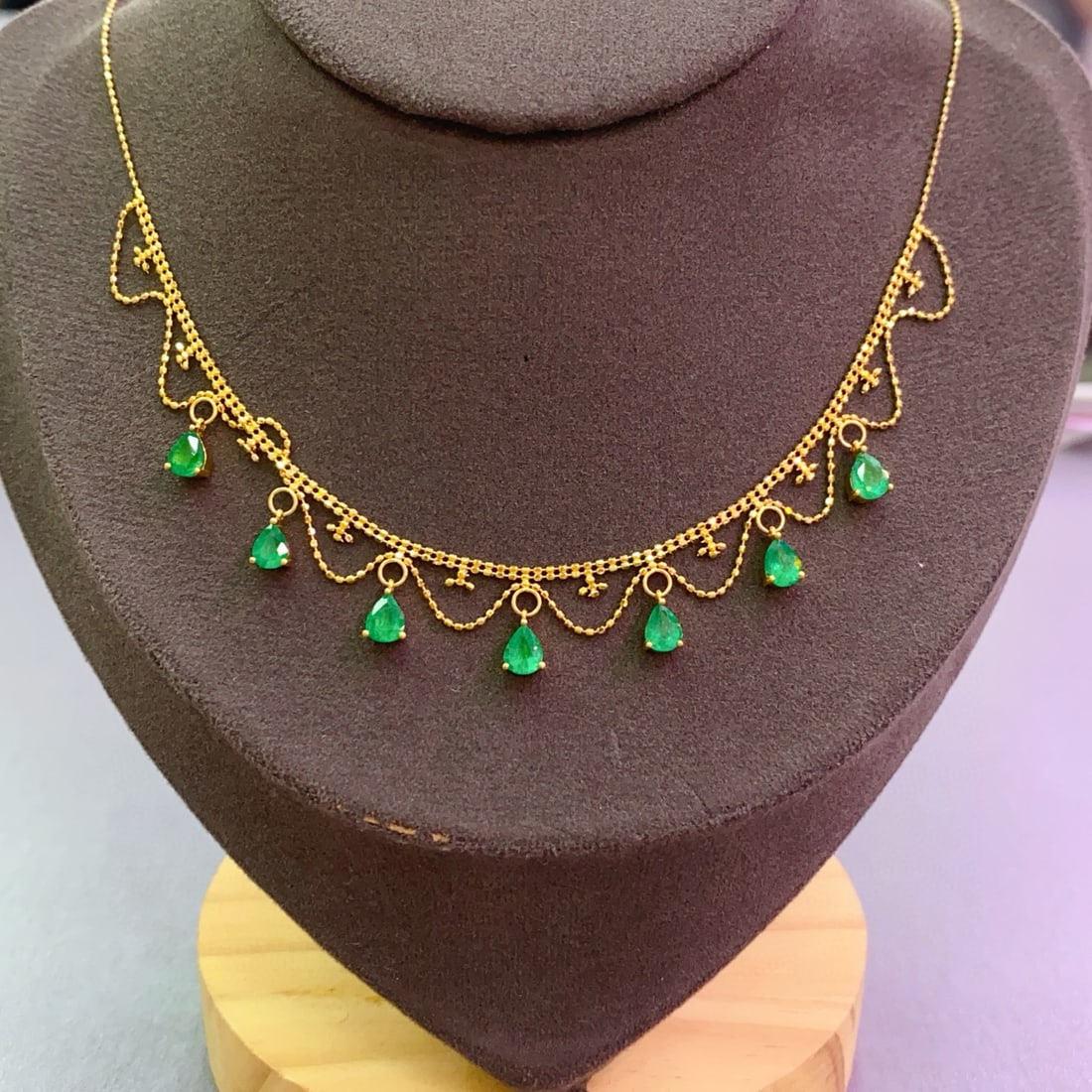 14k Gold 3.28 Ct Vivid Green Natural Emerald Necklace - 2