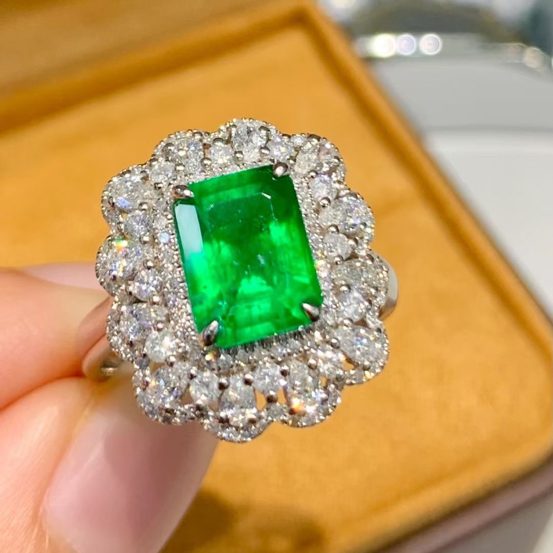 14k Gold 1.71 Ct Vivid Green Natural Emerald & Diamond Ring: Ref:231008163 // gold content:14k gold // ring size:7. 25us // // main gemstone:emerald // shape:octagonal // carat weight:1. 71ct // color:vivid green // treatment:natural // // adjacent gemstone 2 :
