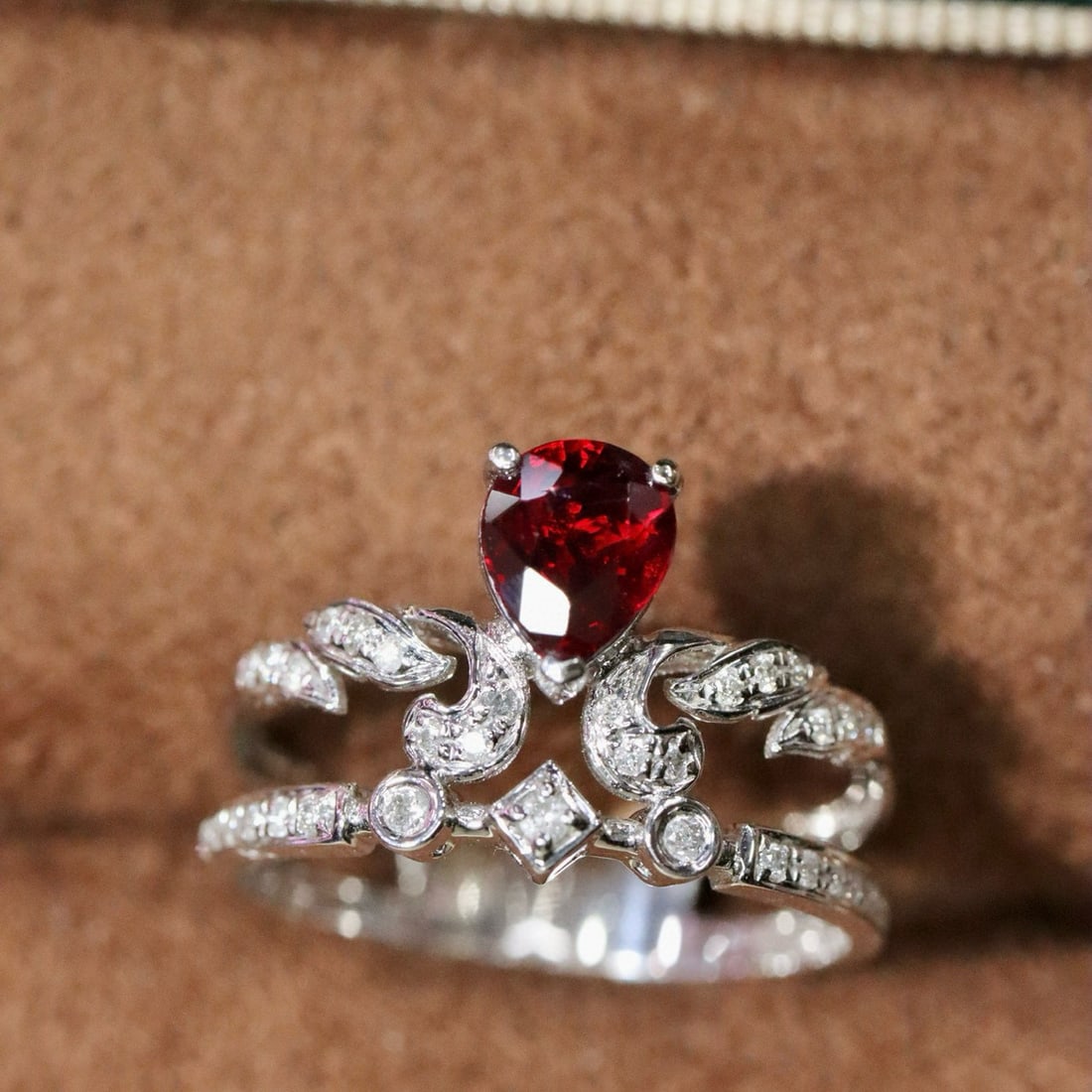 14k Gold 0.84 Ctw Natural Ruby & Diamond Ring: Ref:231008166 // gold content:14k gold // ring size:7. 25us // // main gemstone:ruby // shape:pear // carat weight:0. 69ct // color:red // treatment:natural // // adjacent gemstone 2 : diamond //
