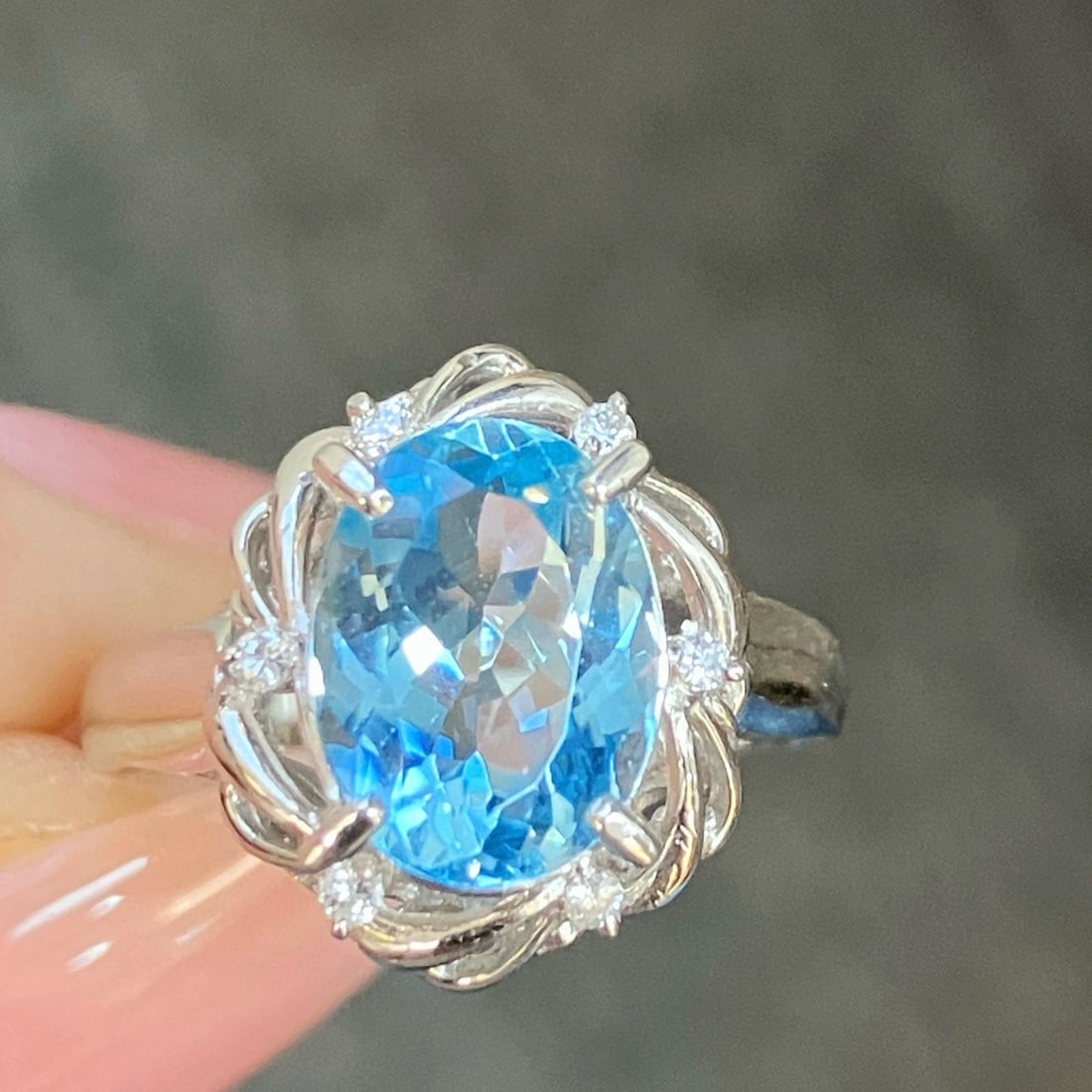 14k Gold 1.90 Ctw Natural Aquamarine & Diamond Ring: Ref:231008178 // gold content:14k gold // ring size:7. 25us // // main gemstone:aquamarine // shape:oval // carat weight:1. 85ct // color:blue // treatment:natural // // adjacent gemstone 2 : diamond