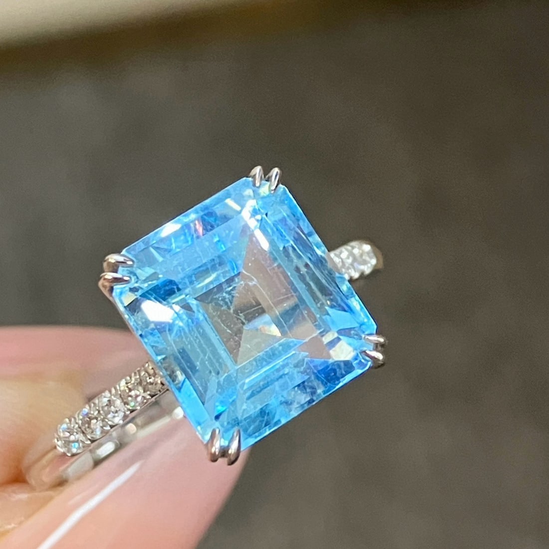 14k Gold 3.95 Ct Natural Aquamarine & Diamond Ring: Ref:231008179 // gold content:14k gold // ring size:7. 25us // // main gemstone:aquamarine // shape:octagonal // carat weight:3. 95ct // color:blue // treatment:natural // // adjacent gemstone 2 :