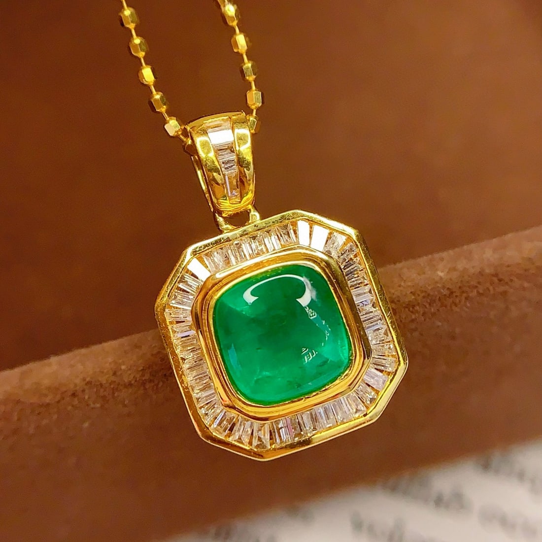 14k Gold 2.5 Ct Vivid Green Natural Emerald & Diamond Pendant( Without Chain ): Ref:231008189 // gold content:14k gold // main gemstone:emerald // shape:suger-loaf // carat weight:2. 5ct // color:vivid green // treatment:natural // // adjacent gemstone 2 : diamond // number of st