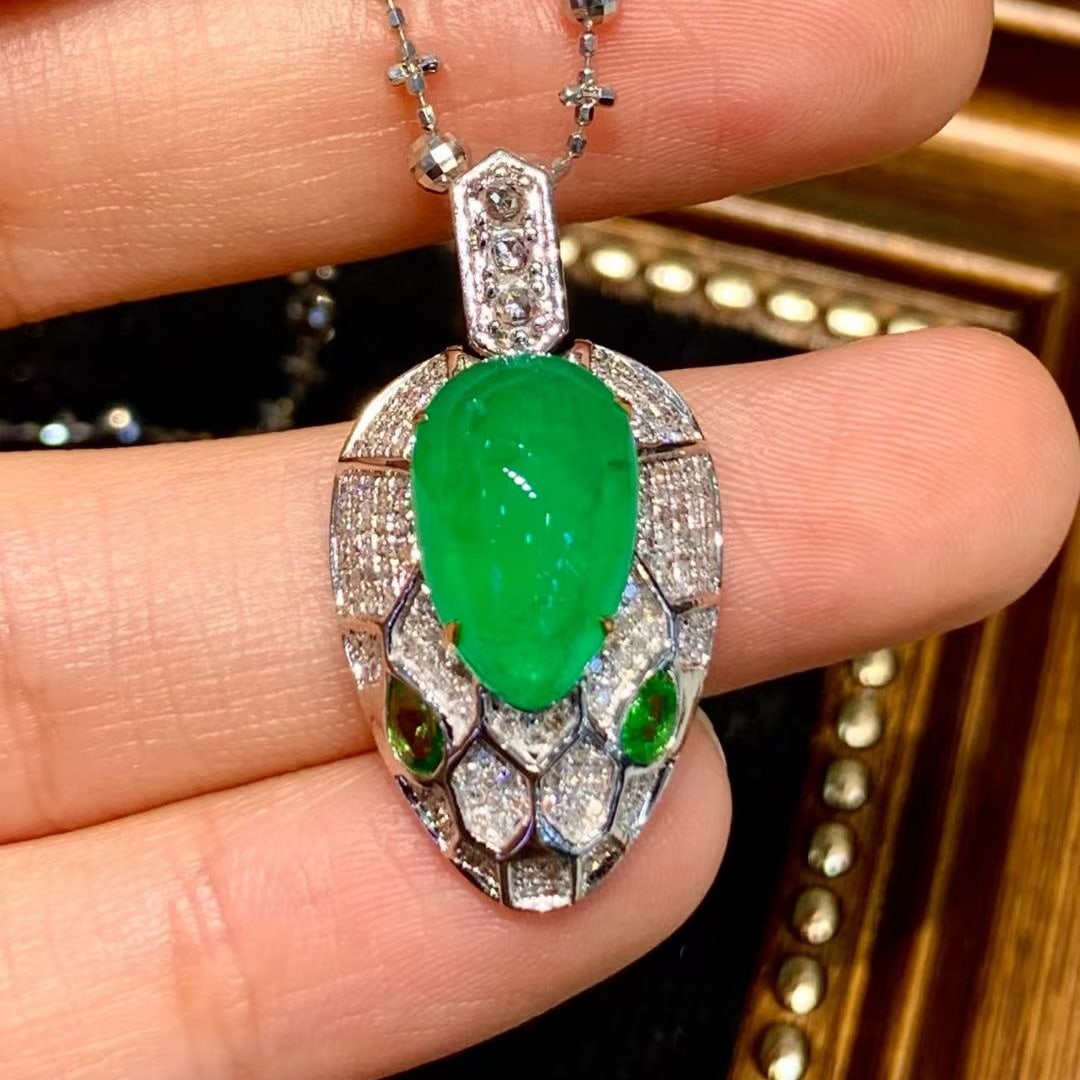 14k Gold 4.2 Ct Vivid Green Natural Emerald & Diamond Pendant( Without Chain ): Ref:231008190 // gold content:14k gold // main gemstone:emerald // shape:oval // carat weight:4. 2ct // color:vivid green // treatment:natural // // adjacent gemstone 2 : diamond // shape:round //