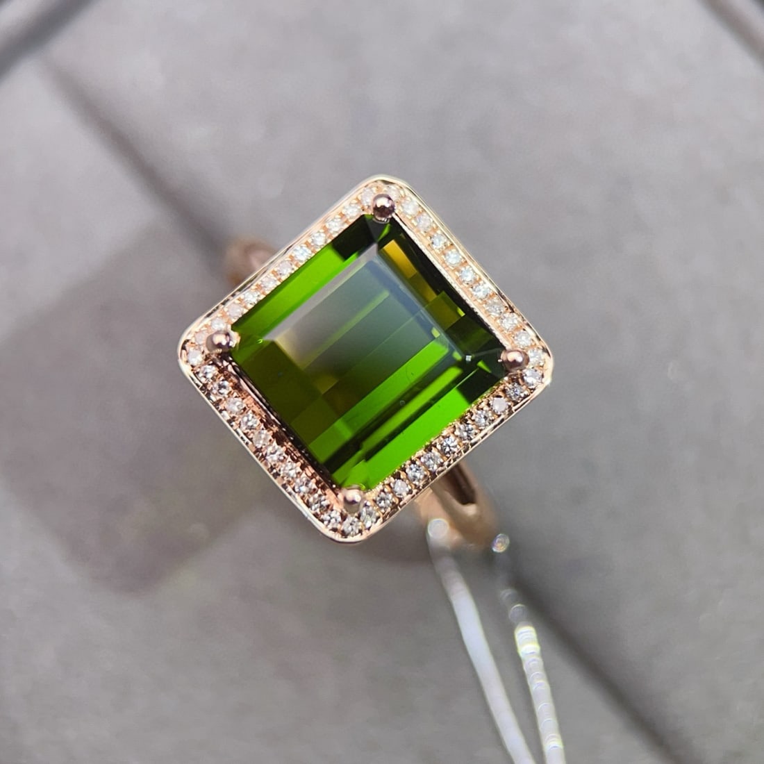 14k Gold 4.70 Ctw Natural Tourmaline & Diamond Ring: Ref:231008193 // gold content:14k gold // ring size:7. 25us // // main gemstone:tourmaline // shape:octagonal // carat weight:4. 56ct // color:green // treatment:natural // // adjacent gemstone 2 : di