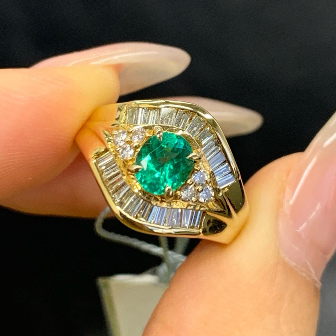14k Gold 1.09 Ctw Vivid Green Natural Emerald & Diamond Ring: Ref:231008201 // gold content:14k gold // ring size:7. 25us // // main gemstone:emerald // shape:oval // carat weight:0. 53ct // color:vivid green // treatment:natural // // adjacent gemstone 2 :