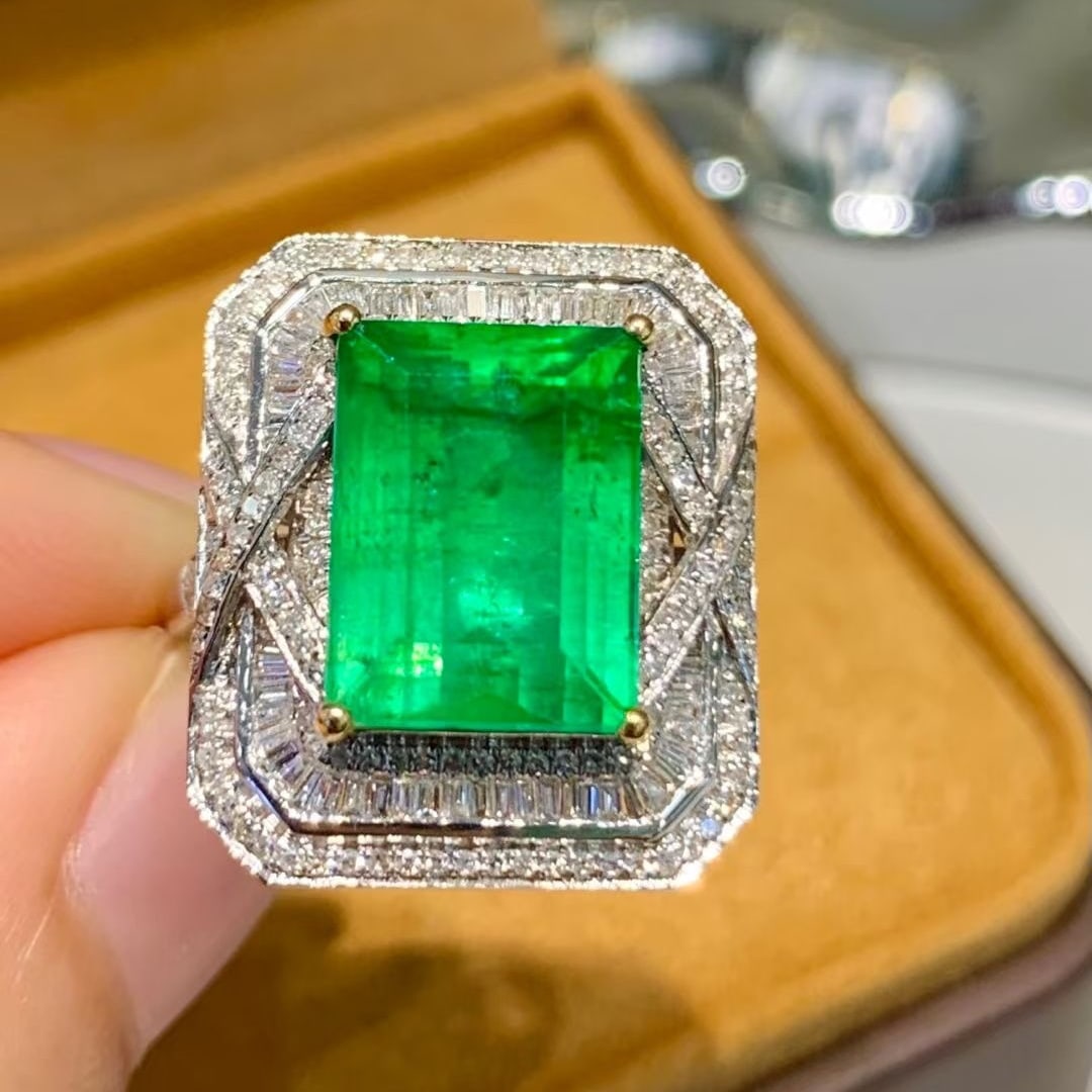 14k Gold 4.9 Ct Vivid Green Natural Emerald & Diamond Ring: Ref:231008203 // gold content:14k gold // ring size:7. 25us // // main gemstone:emerald // shape:rectangle // carat weight:4. 9ct // color:vivid green // treatment:natural // // adjacent gemstone 2 :