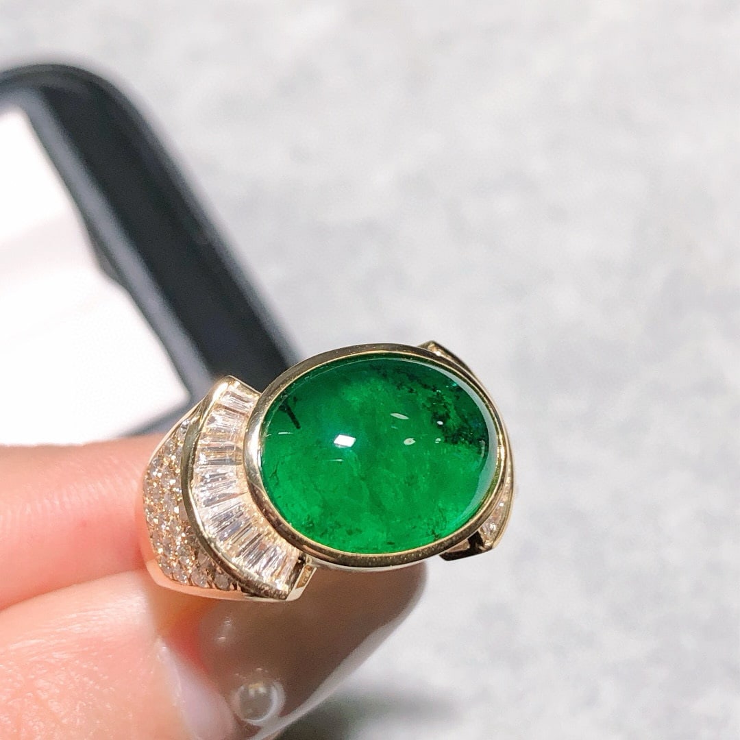 14k Gold 9.30 Ctw Vivid Green Natural Emerald & Diamond Ring: Ref:231008204 // gold content:14k gold // ring size:7. 25us // // main gemstone:emerald // shape:oval // carat weight:8. 45ct // color:vivid green // treatment:natural // // adjacent gemstone 2 : diam