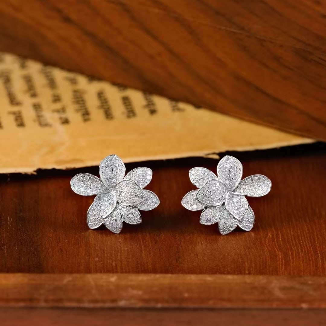 14k Gold 0.8 Ct Natural H Diamond Earrings: Ref:231008211 // gold content:14k gold // main gemstone:diamond // shape:round // carat weight:0. 8ct // clarity grade:vs-si // color:h // treatment:natural // cut grade:g // Low Estimate: 3300 High