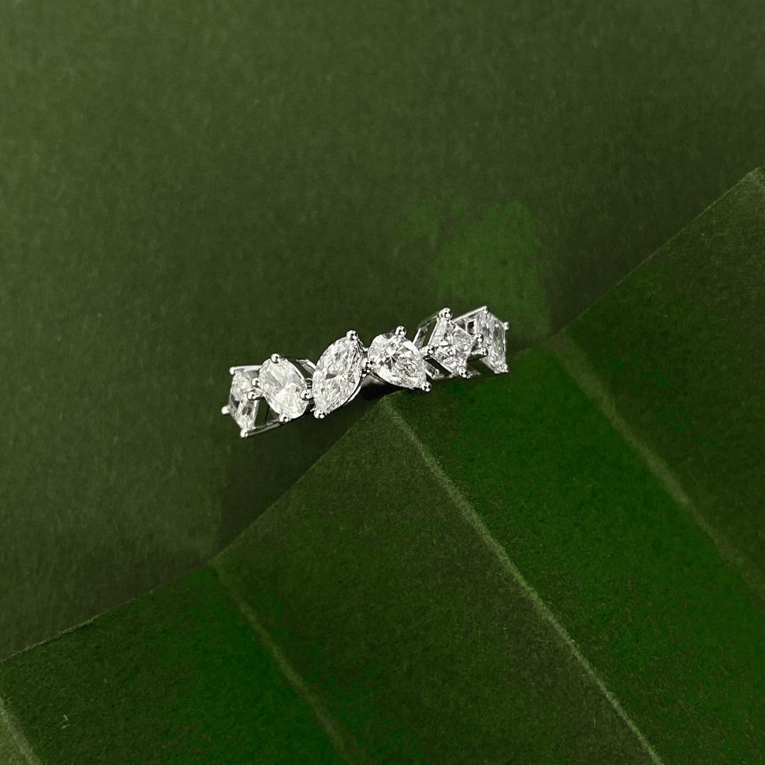 Gia Certified 14k Gold 2.4 Ct Natural E-f Vs-vvs Multiply Diamond Ring: Ref:231008216 // gold content:14k gold // ring size:7. 25us // // main gemstone:diamond // certified:gia // shape:multiply // carat weight:2. 4ct // clarity grade:vs-vvs // color:e-f // treatment:natu