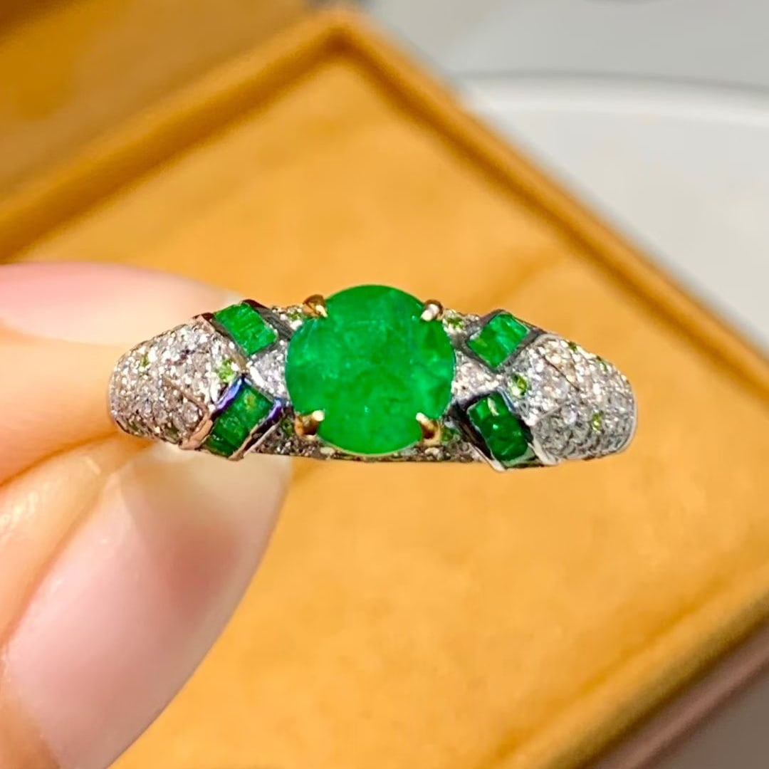 14k Gold 1.3 Ct Vivid Green Natural Emerald & Diamond Ring: Ref:231008231 // gold content:14k gold // ring size:7. 25us // // main gemstone:emerald // shape:round // carat weight:1. 3ct // color:vivid green // treatment:natural // cut grade:g // // adjacent