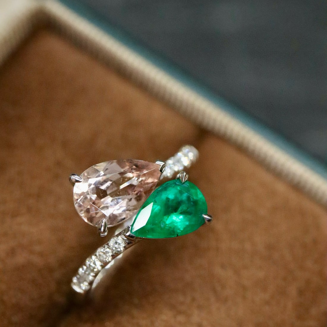 14k Gold 2.08 Ctw Natural Morganite & Emerald & Toi Et Moi Ring: Ref:231008232 // gold content:14k gold // ring size:7. 25us // // main gemstone:morganite // shape:pear // carat weight:1. 29ct // color:pink // treatment:natural // // adjacent gemstone 2 : emerald