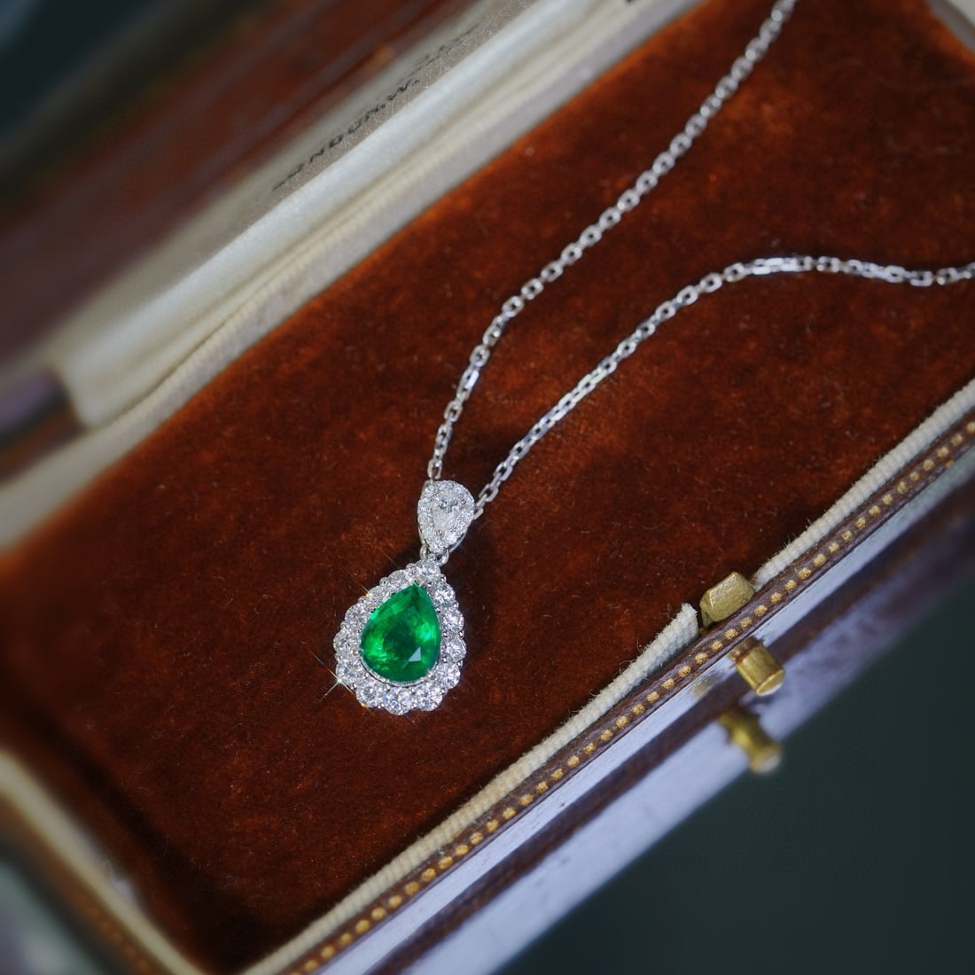 14k Gold 1.20 Ctw Vivid Green Natural Emerald & Diamond Pendant( Without Chain ): Ref:231008233 // gold content:14k gold // main gemstone:emerald // shape:pear // carat weight:0. 77ct // color:vivid green // treatment:natural // // adjacent gemstone 2 : diamond // shape:multiply