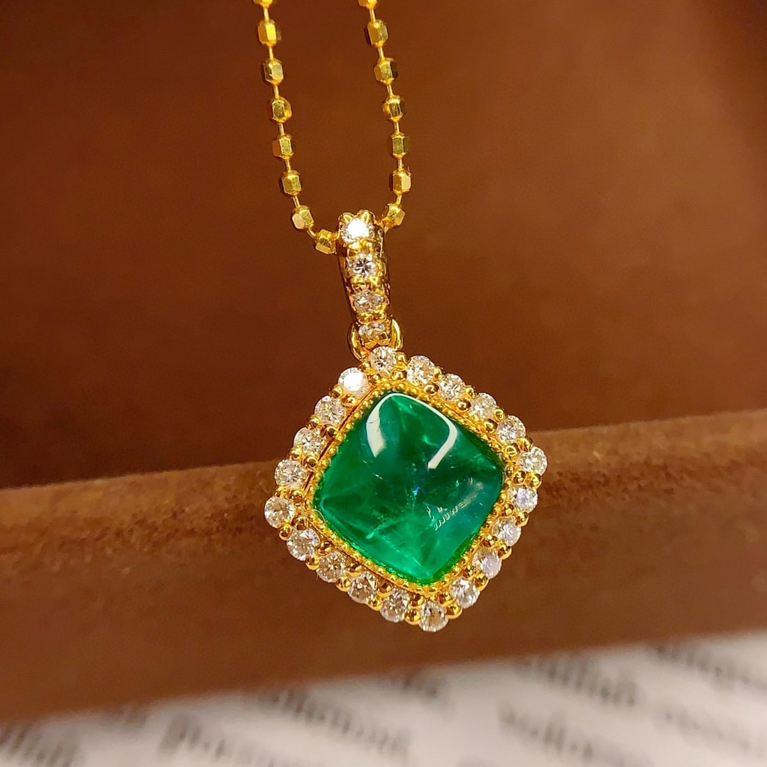 14k Gold 2.21 Ct Vivid Green Natural Emerald & Diamond Pendant( Without Chain ): Ref:231008236 // gold content:14k gold // main gemstone:emerald // shape:suger-loaf // carat weight:2. 21ct // color:vivid green // treatment:natural // // adjacent gemstone 2 : diamond // number of s